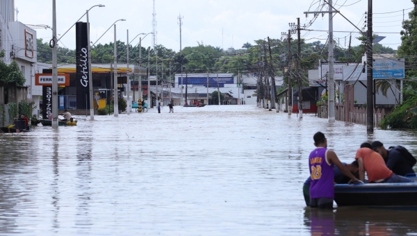 Rio Branco registra 11 vias com trânsito interrompido por conta da enchente; não há prazo para liberação